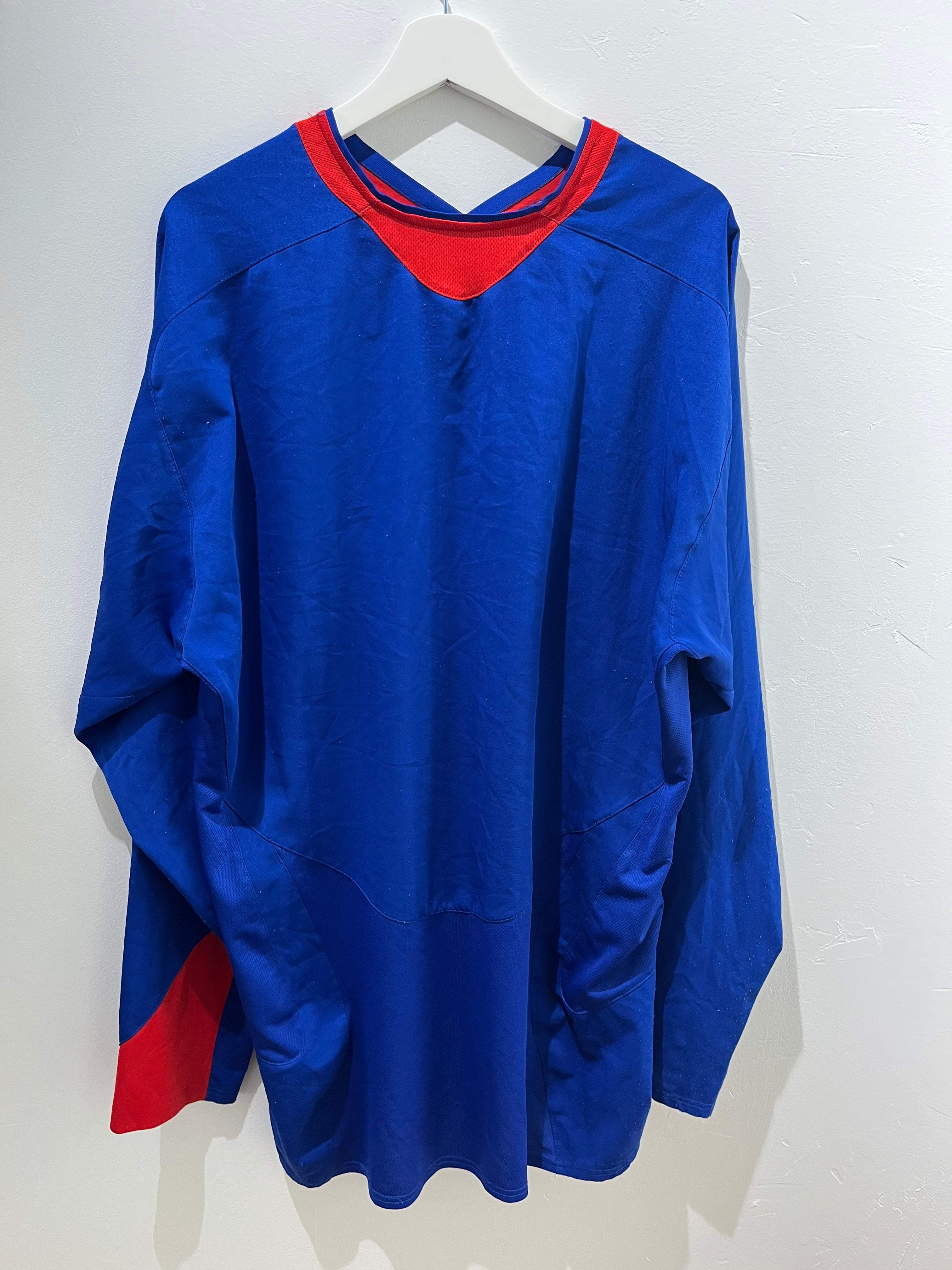 Bagsiden af den blå Manchester United ude 2005/06 XXXL fodboldtrøje med røde detaljer.