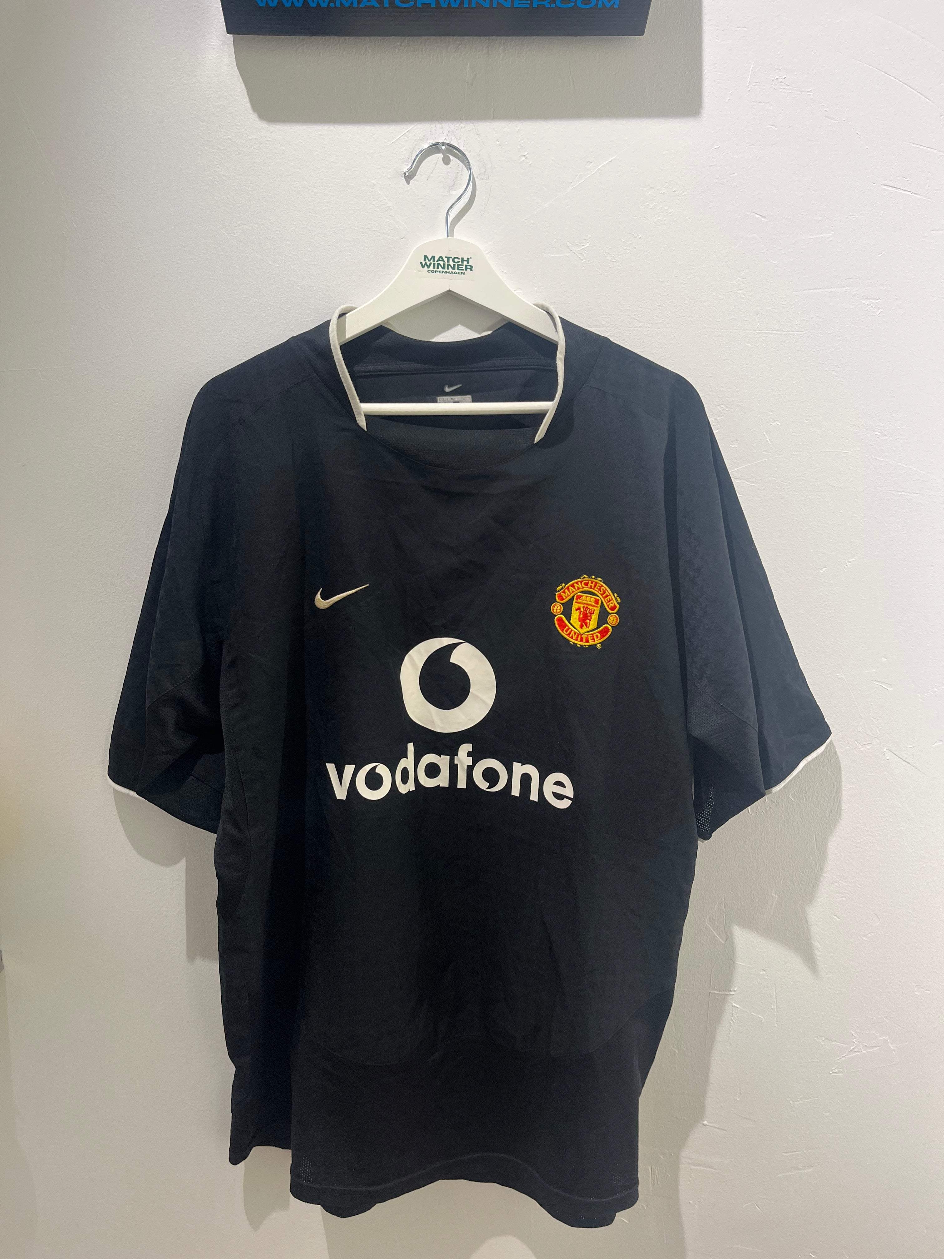 Fronten af den sorte Manchester United ude 2003/05 XL fodboldtrøje med Vodafone logo.
