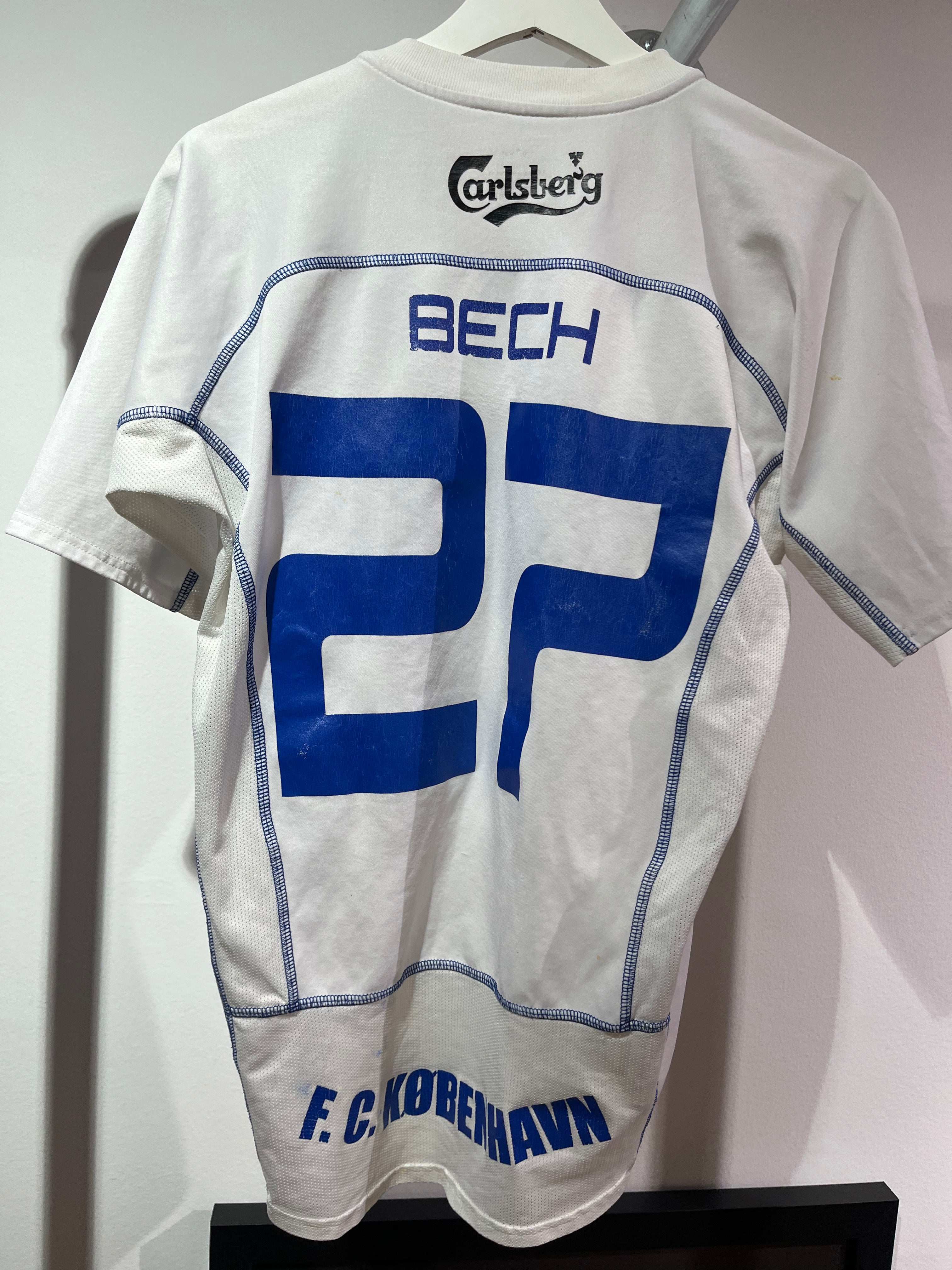 Bagsiden af Jesper Bech FCK Hjemme 2003/04 M fodboldtrøje med nummer 27 og Bech navn